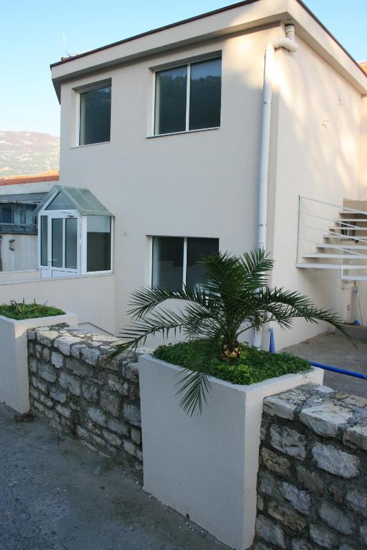 One-Bedroom Apartment with Balcony and Sea View image 1