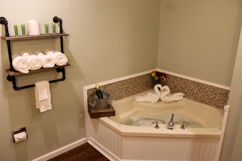 King Suite with Spa Bath image 4