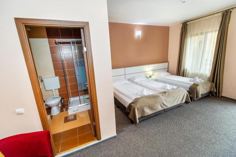 Standard Triple Room image 3