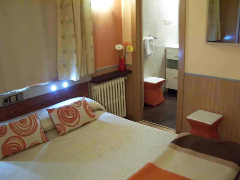 Single Room with Private Bathroom image 3