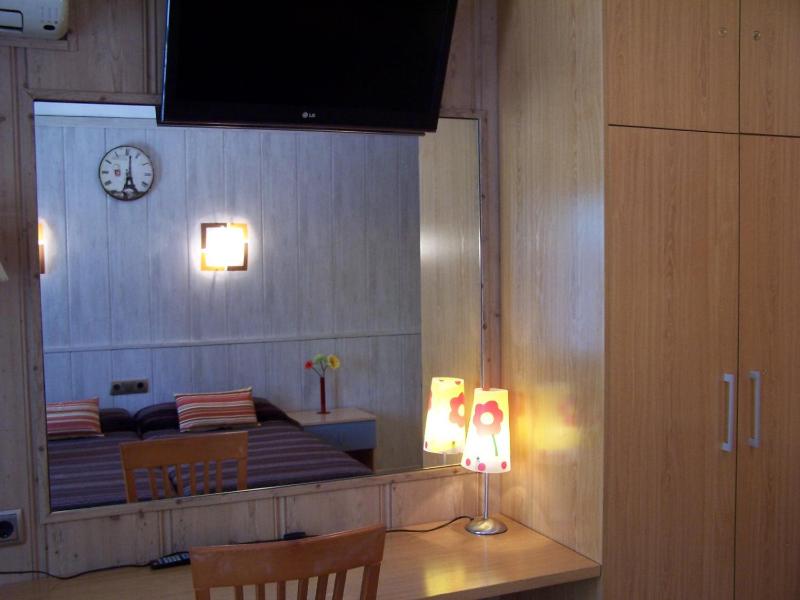 Twin Room image 4