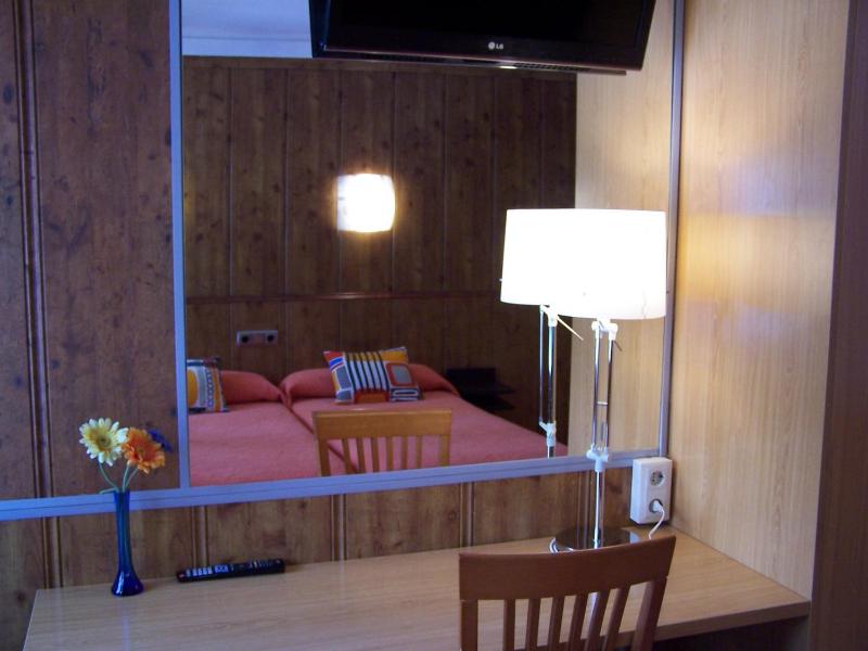 Twin Room image 3