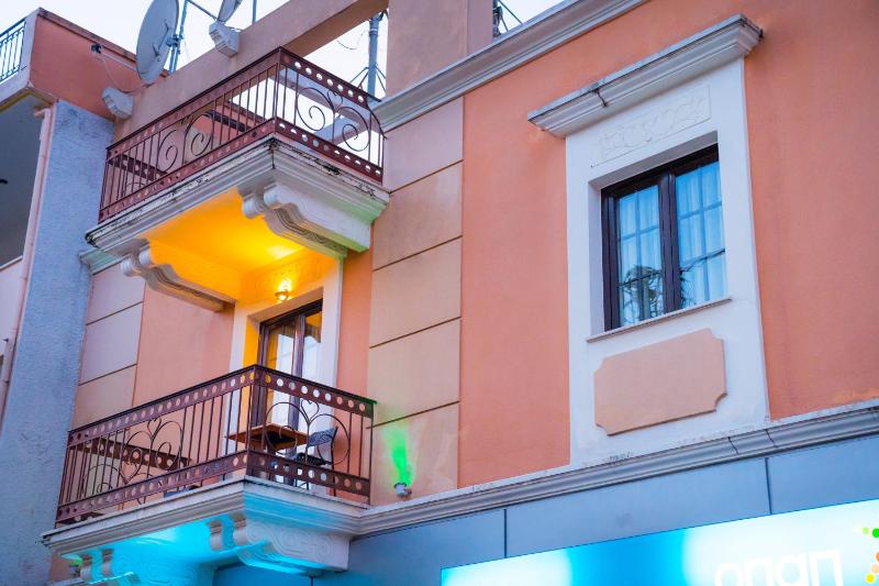 Quadruple Room with Balcony image 3
