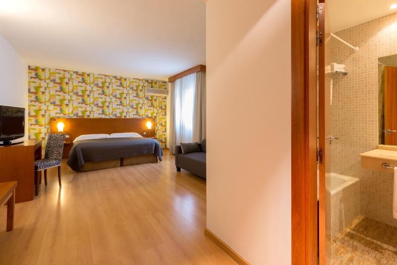 Queen Room image 4