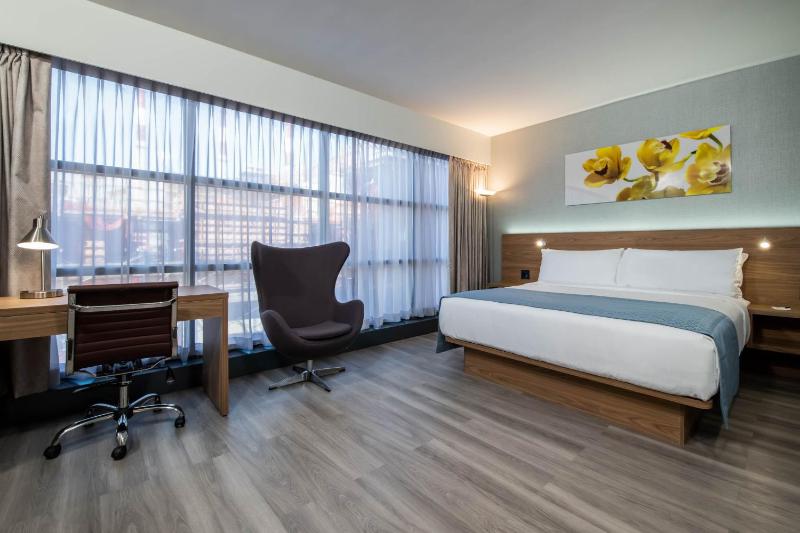 King Room with Roll-In Shower - Mobility/Hearing Accessible - Non-Smoking image 2