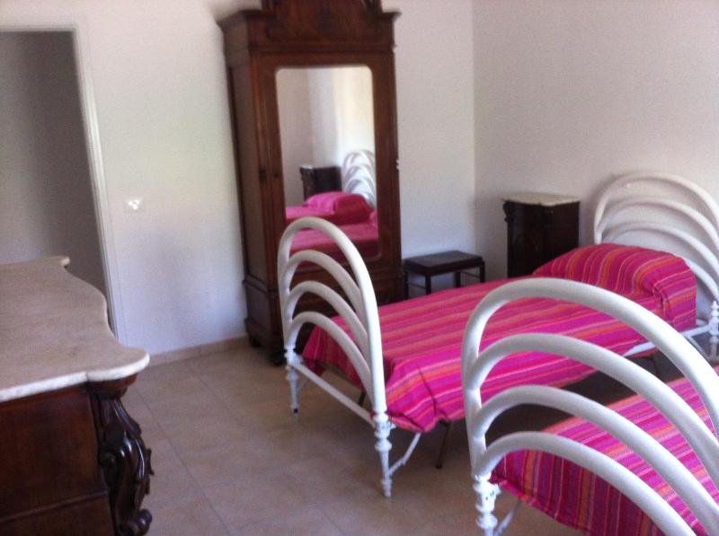 Economy Twin Room with Private External Bathroom image 3
