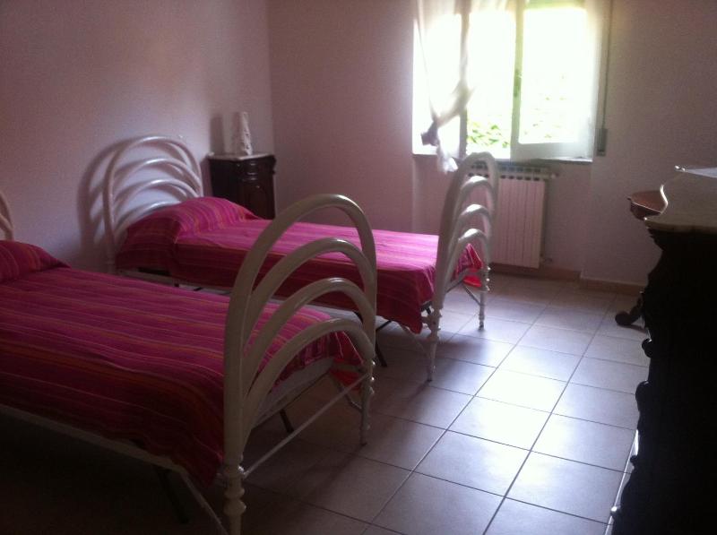 Economy Twin Room with Private External Bathroom image 4