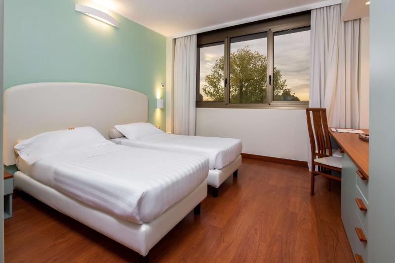 Standard Twin Room image 2
