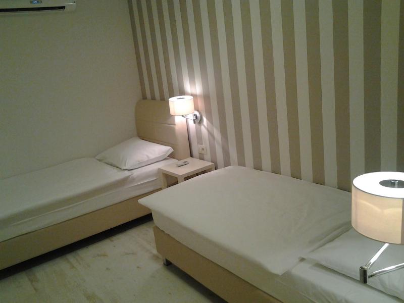 Twin Room image 4