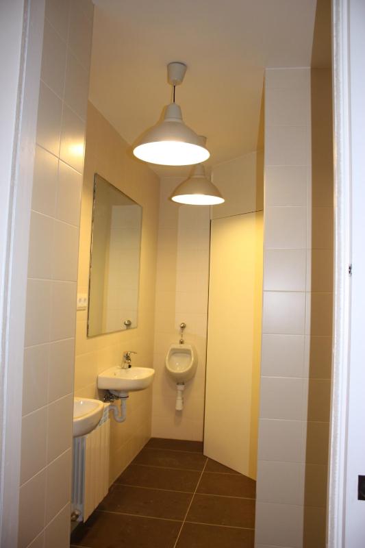 Bed in 4-Bed Mixed Dormitory Room with Shared Bathroom image 3