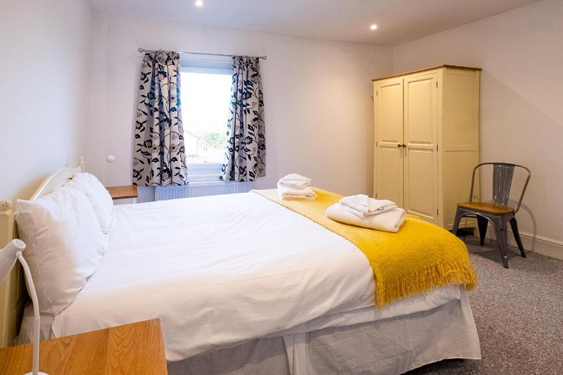One-Bedroom Apartment image 4
