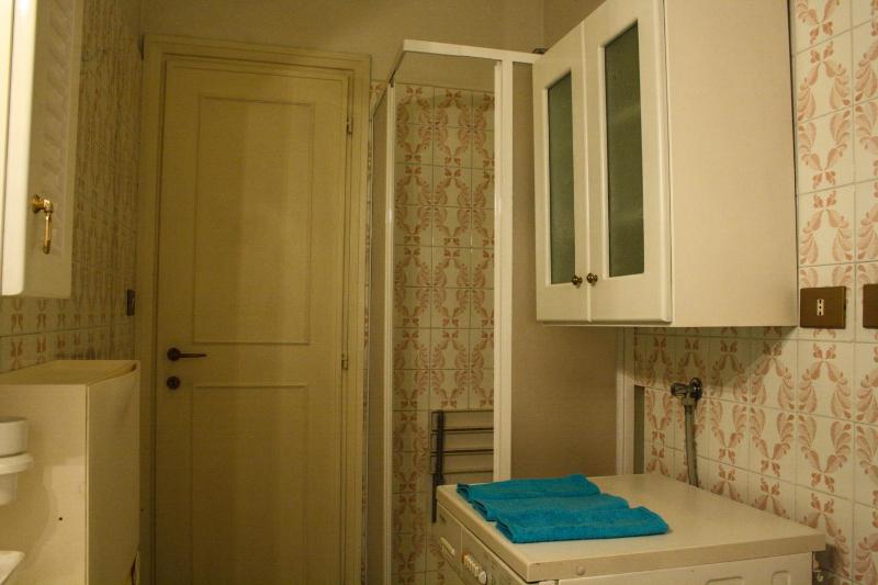 Single Room with Shared Bathroom image 1