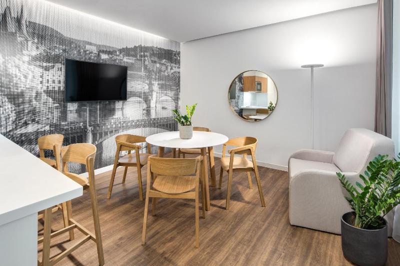 Business One-Bedroom Apartment image 3