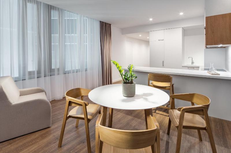 Business One-Bedroom Apartment image 4