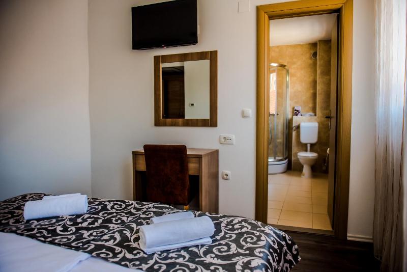 Double Room image 4