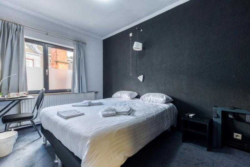 Standard Double Room image 2