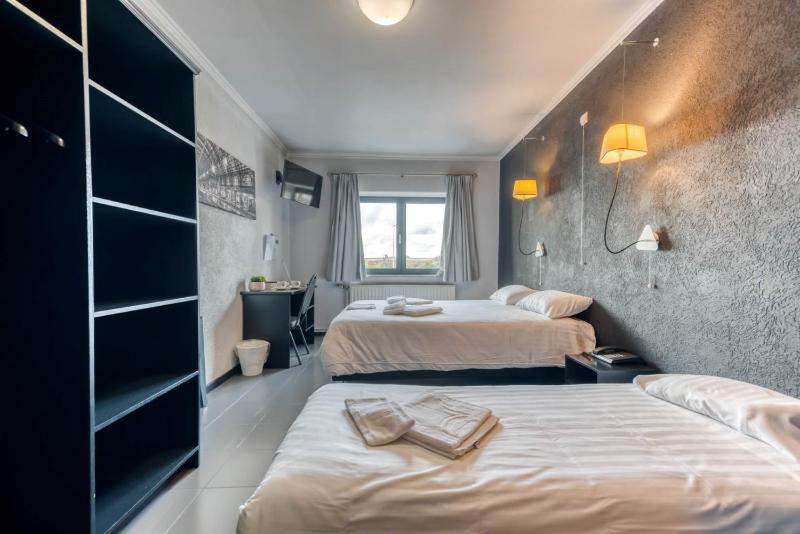 Classic Triple Room image 2