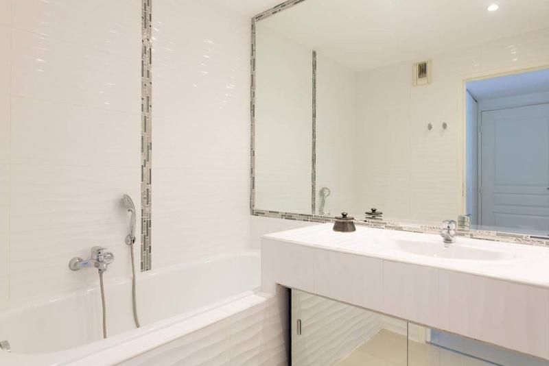 MARTINEZ HOTEL AREA: Modern 3 bedrooms w/ terrace - image 12
