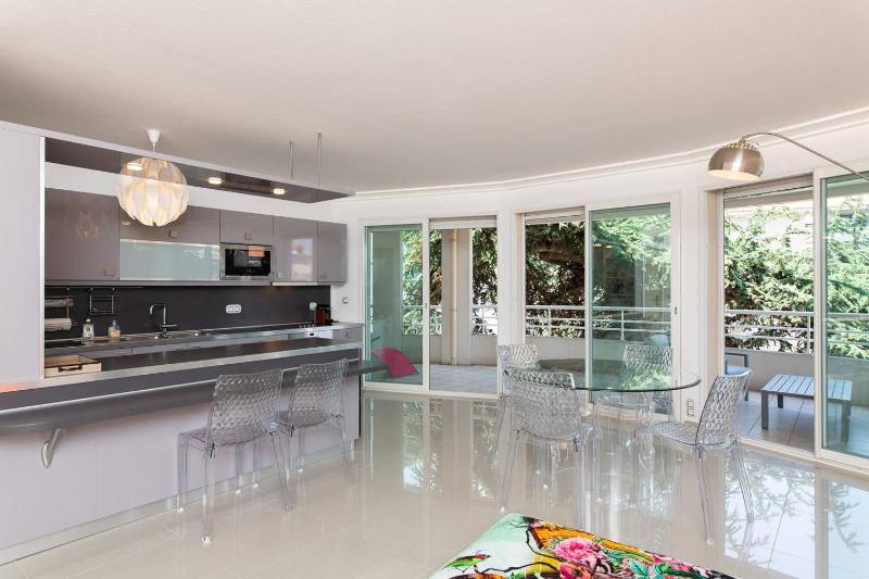 MARTINEZ HOTEL AREA: Modern 3 bedrooms w/ terrace - image 14