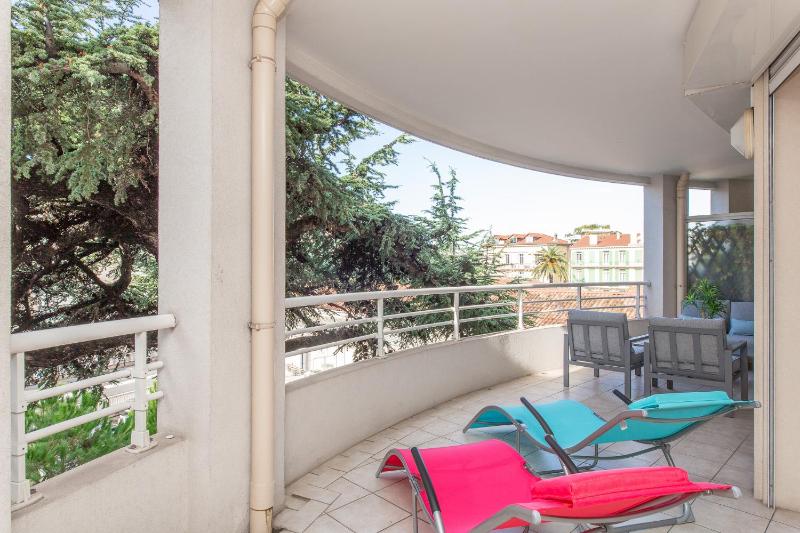 MARTINEZ HOTEL AREA: Modern 3 bedrooms w/ terrace - image 4
