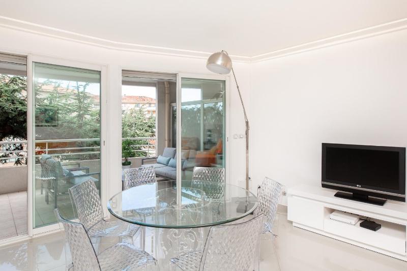 MARTINEZ HOTEL AREA: Modern 3 bedrooms w/ terrace - image 19