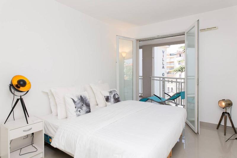 MARTINEZ HOTEL AREA: Modern 3 bedrooms w/ terrace - image 25