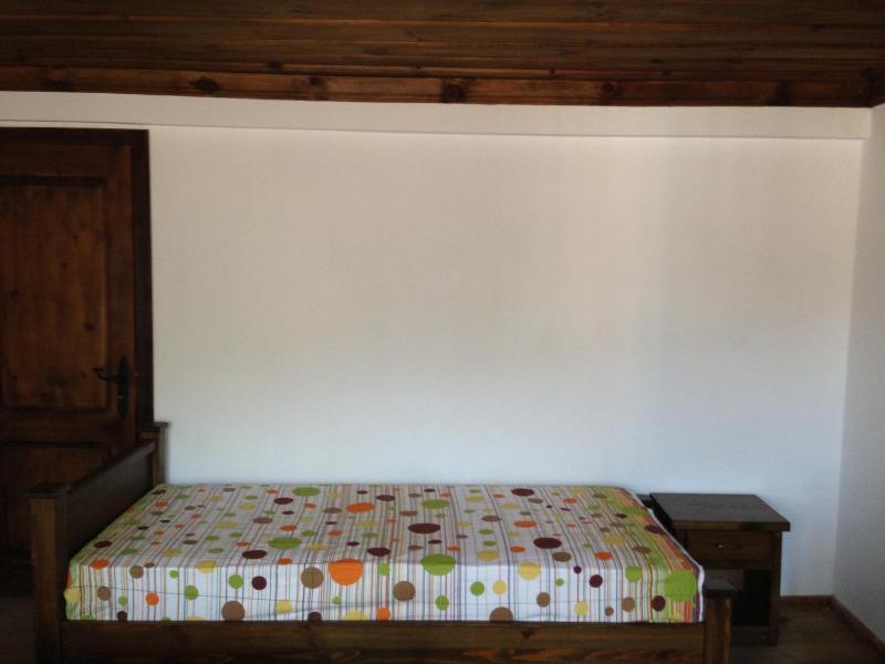 Triple Room with Shared Bathroom image 3