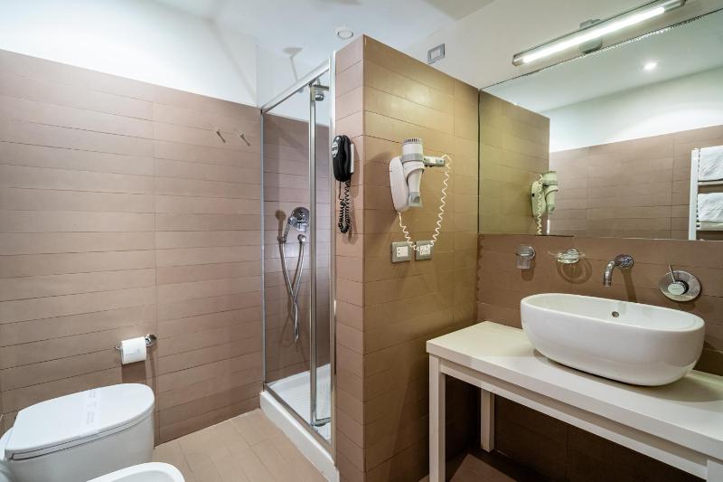 Double or Twin Room image 3