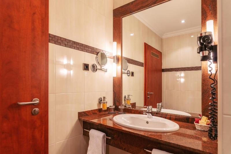 Double or Twin Room image 4