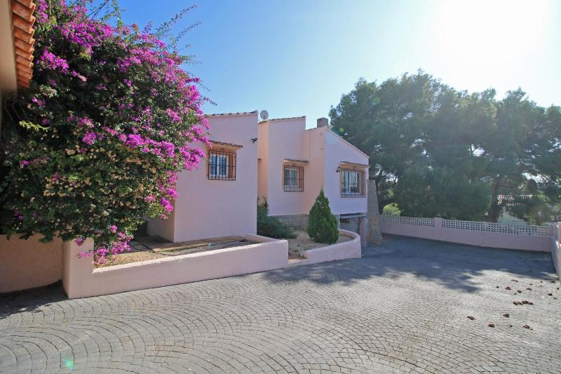 Three-Bedroom House with Private Pool  image 1