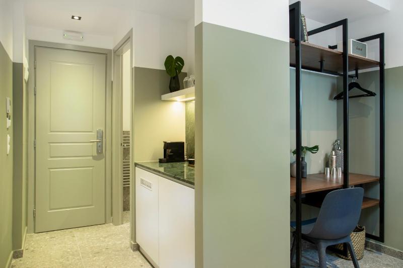 Double Room with Balcony image 4