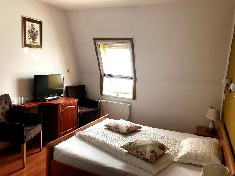 Double Room image 3