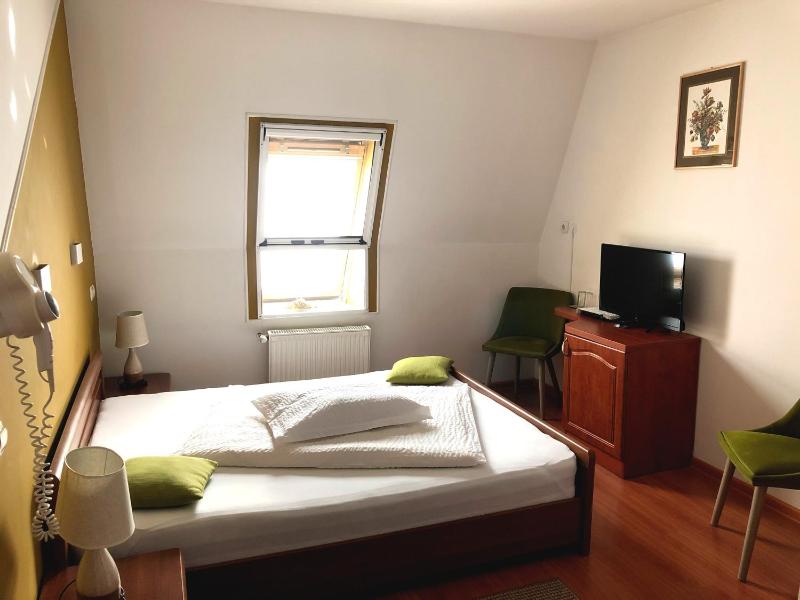 Double Room image 4