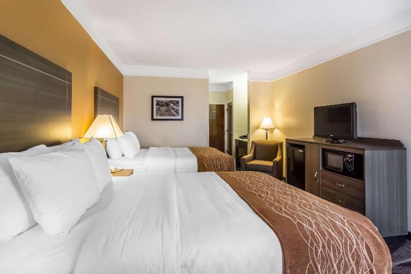 Queen Room with Two Queen Beds - Non-Smoking image 2