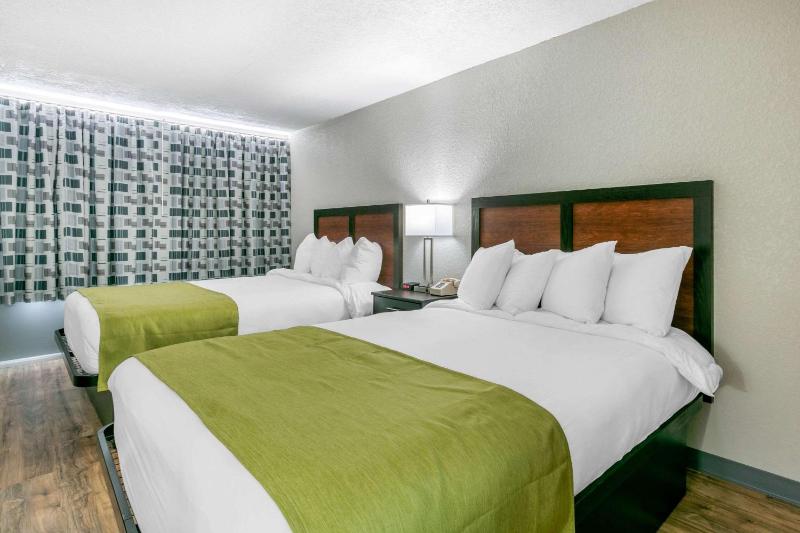 Queen Room with Two Queen Beds - Non-Smoking image 1