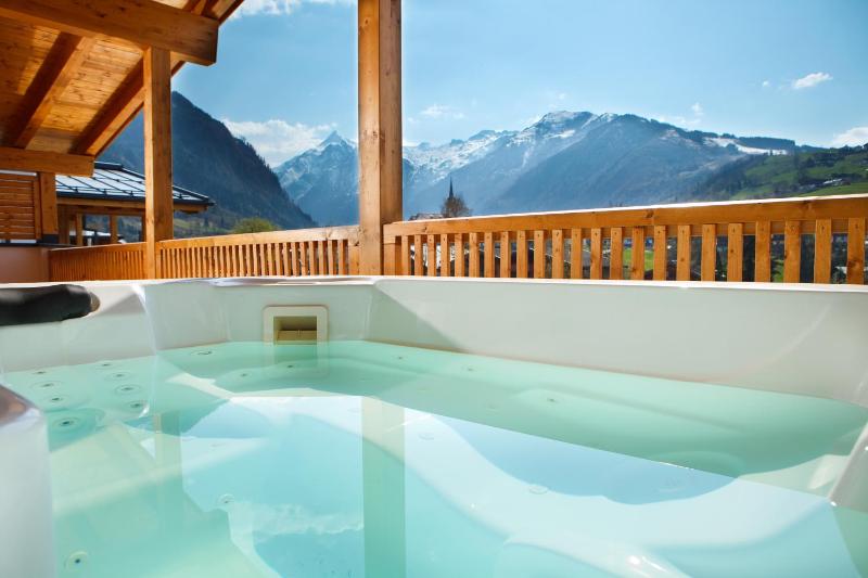 Deluxe Suite with Spa Bath and Free Tauern Spa Entry image 3