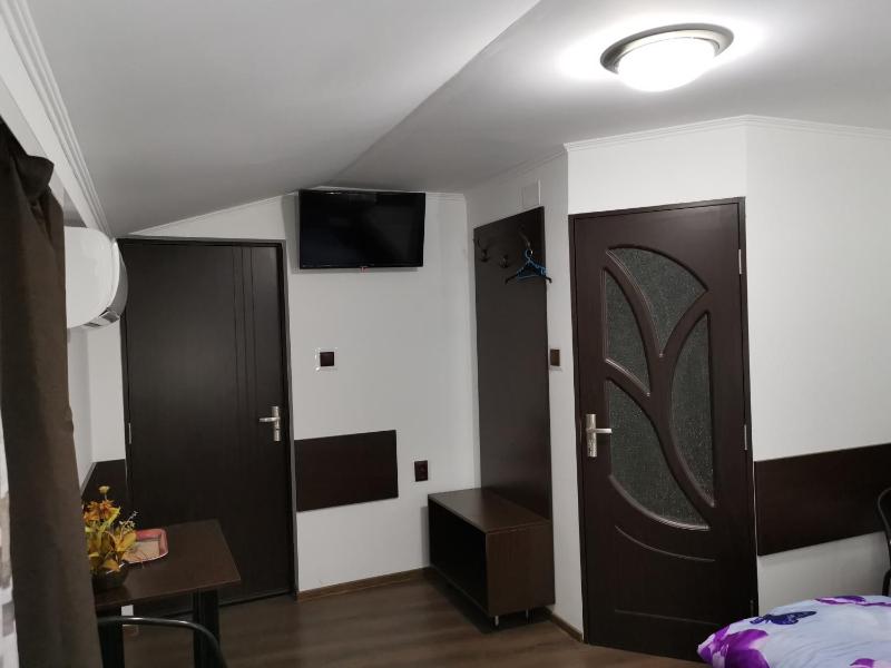 Triple Room with Private Bathroom image 2