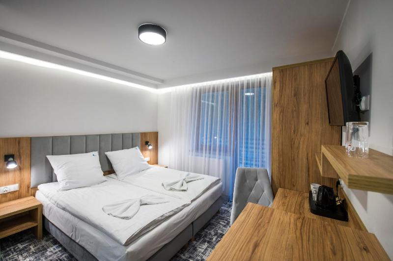 Deluxe Double or Twin Room with Balcony image 4
