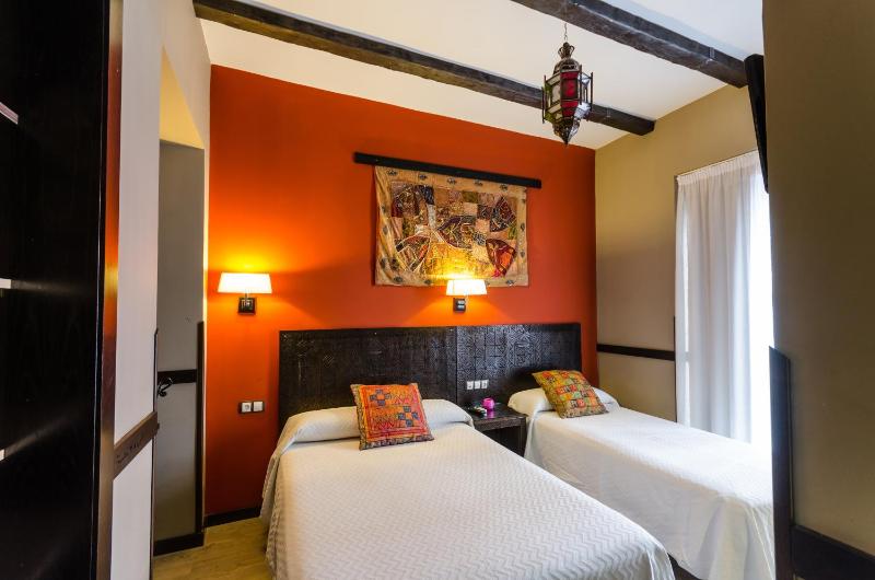 Double Room with Extra Bed image 2