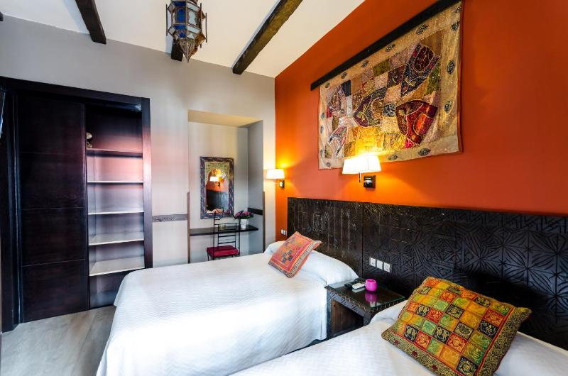 Double Room with Extra Bed image 4