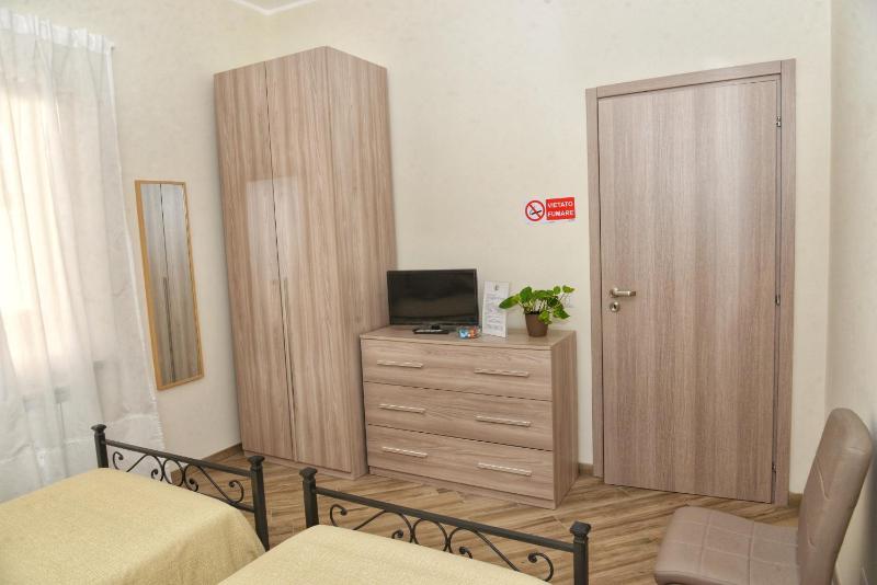 Twin Room with Private External Bathroom image 3