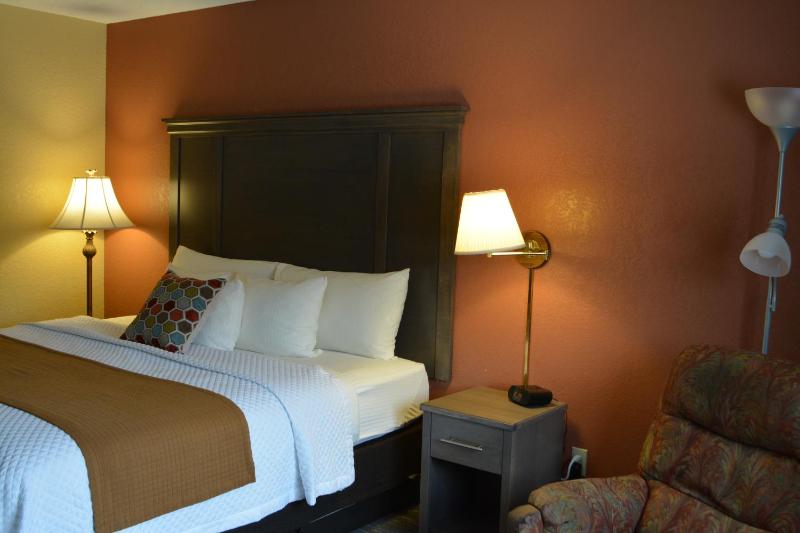 King Room - Non-Smoking image 3