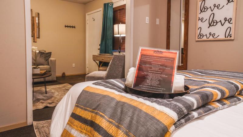 Queen Suite with Spa Bath image 2