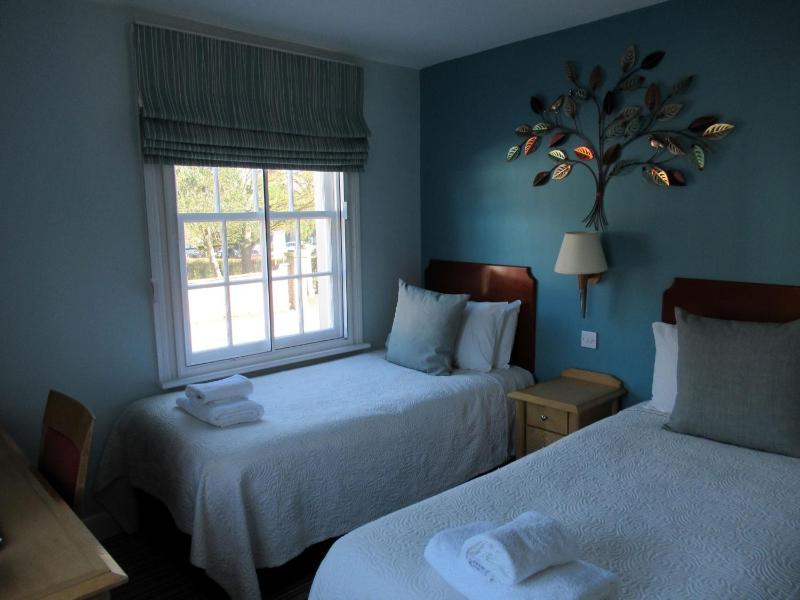 Twin Room with Private Bathroom image 3