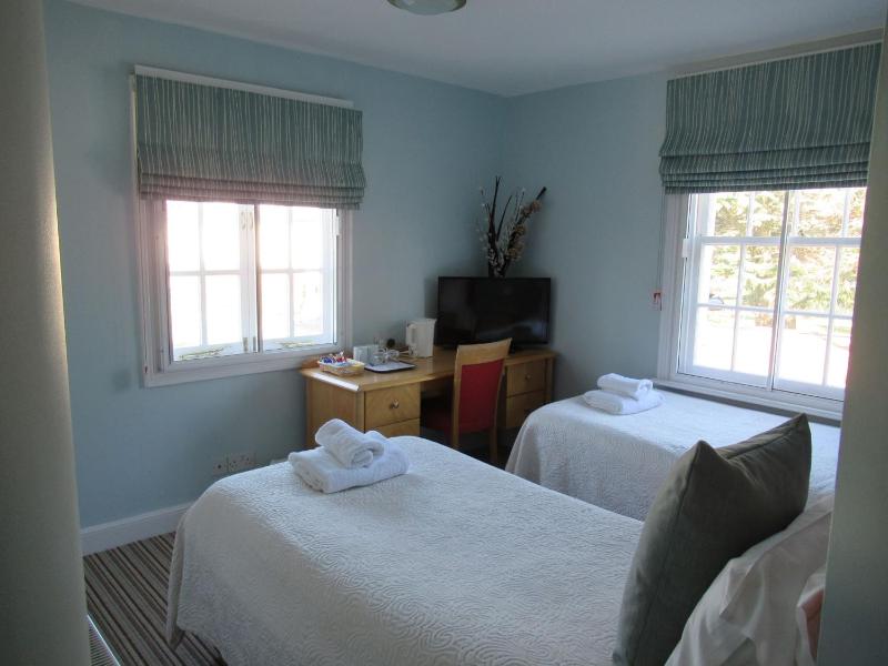 Twin Room with Private Bathroom image 4