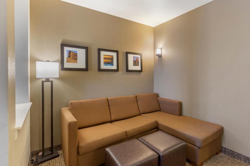 Queen Suite with Two Queen Beds and Sofa Bed - Non-Smoking image 3