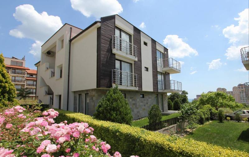 Seaside Garden Apartment with 2 BR for up to 5 pax - image 1