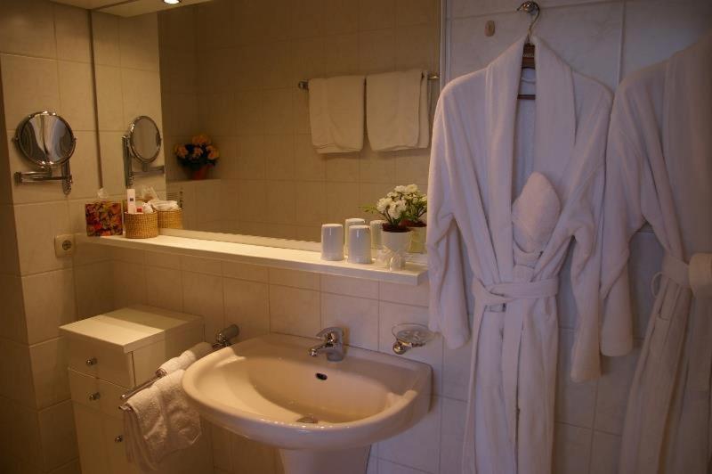One-Bedroom Apartment image 4