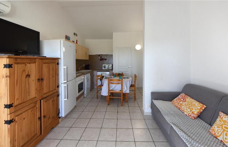 Comfort Two-Bedroom Apartment (4-6 Adults) with sea view image 2