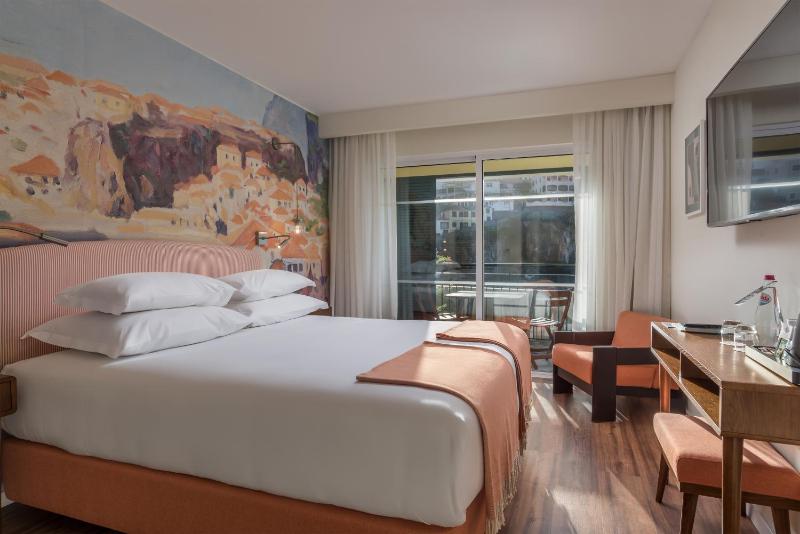 Deluxe Double or Twin Room image 1